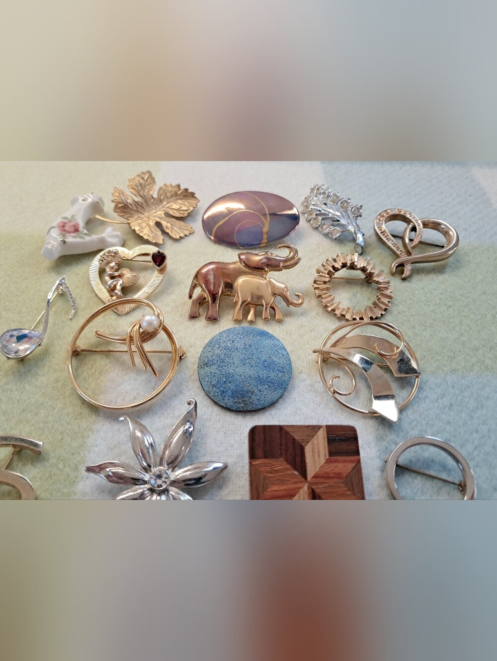 Brooches Vintage Costume Jewelry Lot Elephant Heart Feather Leaf - Picture 3 of 13
